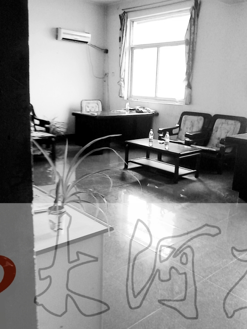 上班時(shí)間，這間辦公室內(nèi)卻空無一人。