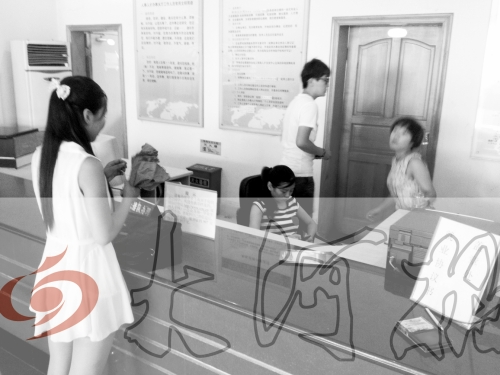 鄭州市人才交流服務(wù)中心二樓大廳，剛畢業(yè)大學(xué)生咨詢政策，工作人員卻在若無其事地玩手機(jī)。