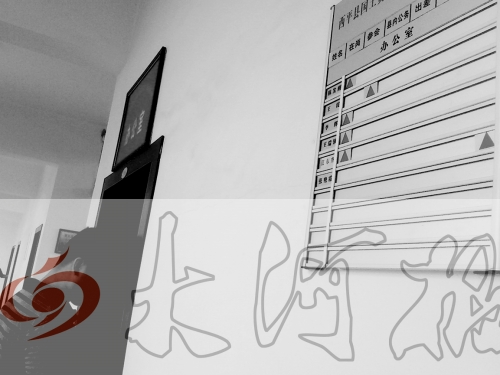 　7月4日上午，西平縣國(guó)土局辦公室門口在崗牌子高高掛，但里面空無一人。