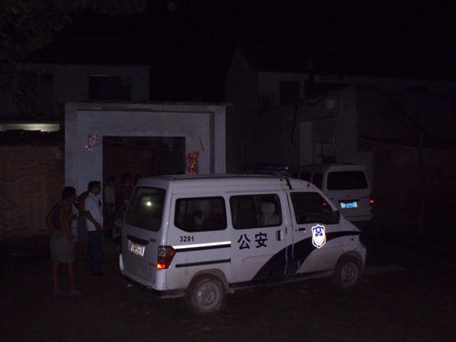 夜訪民宅警車 夜訪民宅警車