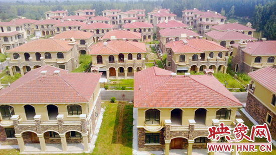 這里的別墅共計(jì)30多棟，有兩層的，也有三層的，主體、裝修都已經(jīng)完工