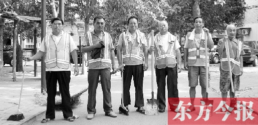 昨天下午6點(diǎn)，6名環(huán)衛(wèi)工人相伴乘坐B1返回27公里外的花園口村。