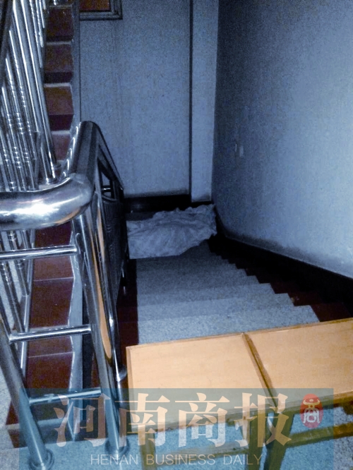 昨晚7點多，女孩的尸體還未移走 見習記者 姬中貴/攝