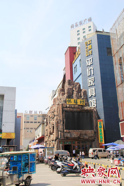 在該酒店一層的入口處，屹立著一座4層樓高的假山，氣勢(shì)雄偉。