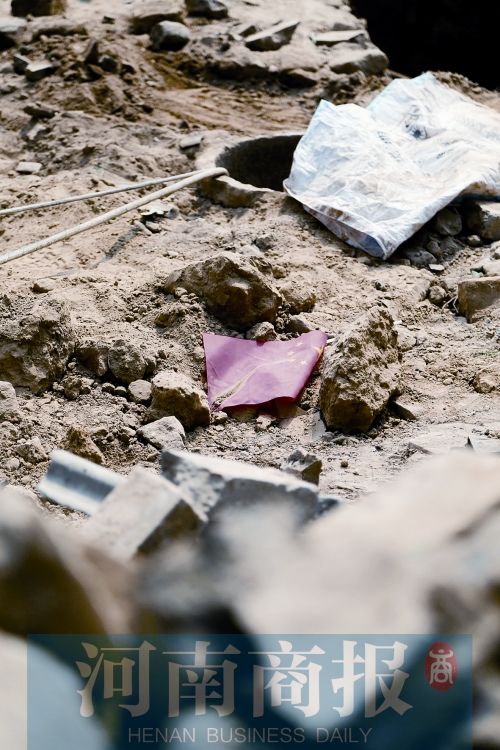 　　孩子墜井前，手里拿著國旗，邊走邊玩……