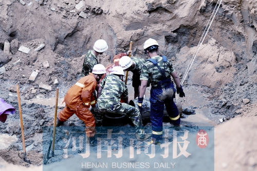 　　7個多小時的奮力救援，也沒能救回這個孩子