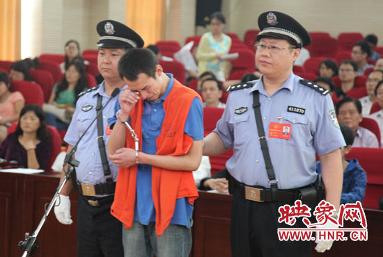 庭審現(xiàn)場，幾度流下淚水的小偉，后悔當初太過沖動。魏海勇-攝