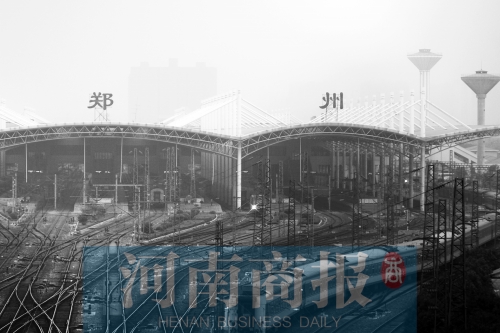 從解放路立交向南望去，火車(chē)站南側(cè)一座高樓在霧霾中若隱若現(xiàn)