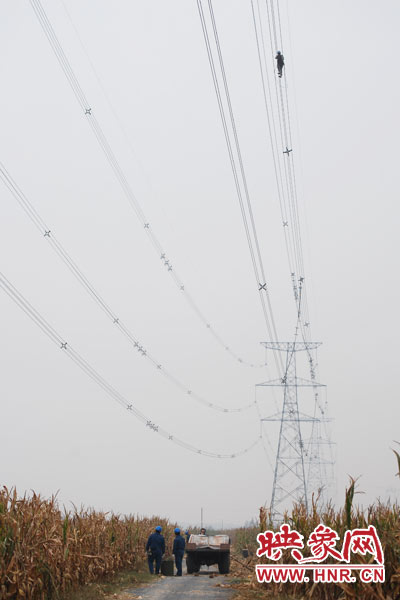 樊建軍自已笑稱，他們更像是一群“高空舞者”。