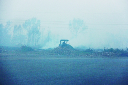 　9月底，南陽市社旗縣一處秸稈焚燒現(xiàn)場。此次督察通報，該縣被罰款9萬元。