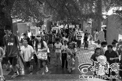 每天都有大量游客涌來，探訪他們心目中的少林