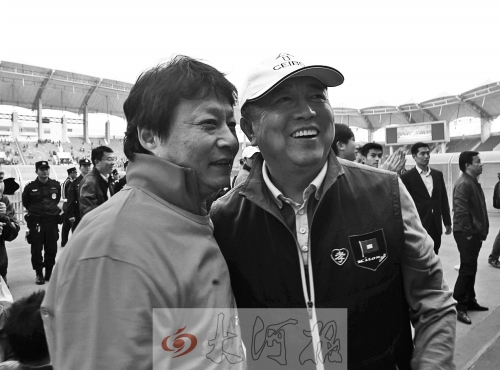 比賽結(jié)束后，老胡熱情擁抱老唐。