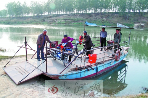 18年來，盛衛(wèi)川堅(jiān)持每日如此，為河兩岸的人擺渡。