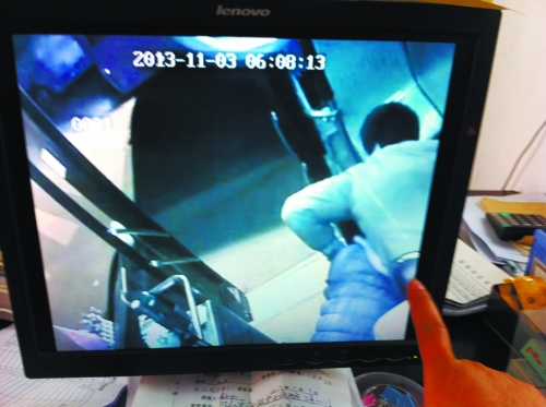 鄭州女公交車長遭歹徒卡脖索錢 公司欲為其頒發(fā)委屈獎(jiǎng) 鄭州女公交車長遭歹徒卡脖索錢 公司欲為其頒發(fā)委屈獎(jiǎng)