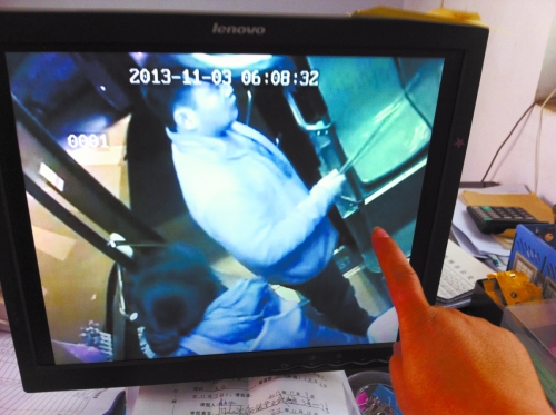 鄭州女公交車長遭歹徒卡脖索錢 公司欲為其頒發(fā)委屈獎(jiǎng) 鄭州女公交車長遭歹徒卡脖索錢 公司欲為其頒發(fā)委屈獎(jiǎng)