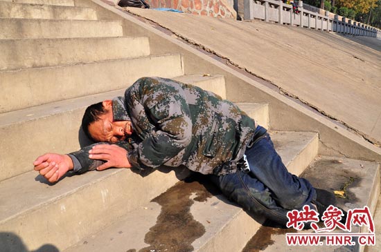 這名男子的衣服以及褲子全濕透了，水從衣褲里流出來(lái)，嘴里散發(fā)著濃烈的酒氣。