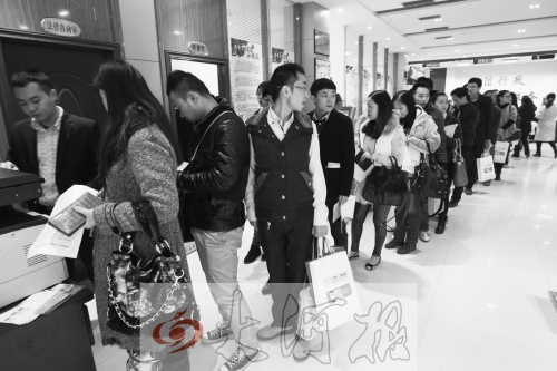 昨天,除復印材料處有新人排隊外,金水區(qū)民政局婚姻登記處大廳內處未見新人排隊的火爆場景。