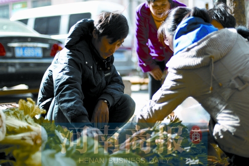 附近的市民得知了他的遭遇，紛紛前來買菜