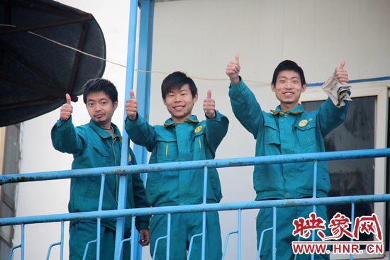 干的好的時候，他們會給同伴豎起大拇指