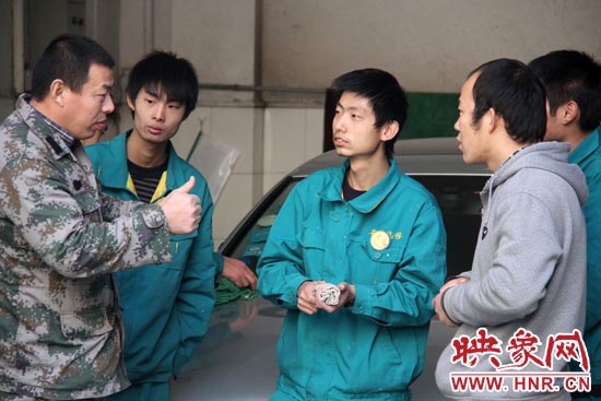 楊冠軍（左）在和兄弟們交流時，多數(shù)都是用手語