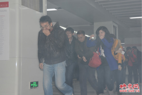 演習(xí)中，地鐵乘客從地鐵車廂中跑出。