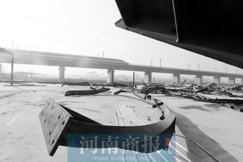 　鐵路兩側，不少建筑物已經被拆除