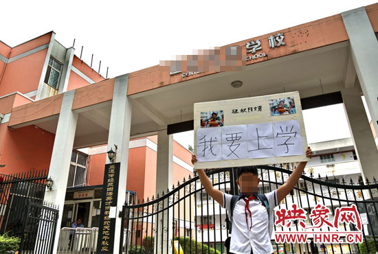 小聶對自己的母校感情很復(fù)雜。