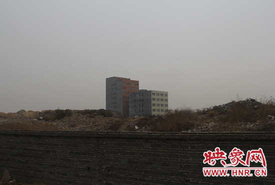 一墻之隔，但內(nèi)外環(huán)境卻截然不同