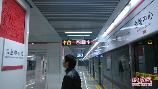 會展中心站，兩塊牌子的站點名稱英文翻譯也不相同