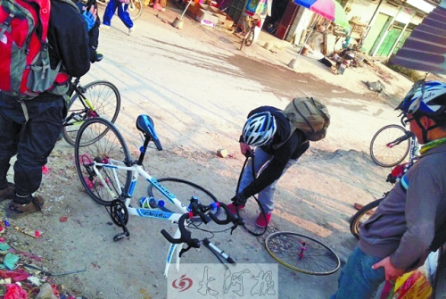 運(yùn)氣不好，十分鐘被扎了兩次胎，只能自己修車(chē)。