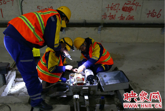 鄭州地鐵設(shè)備部各工種的同事們每晚在夜深人靜時(shí)的隧道里堅(jiān)守著自己的崗位。