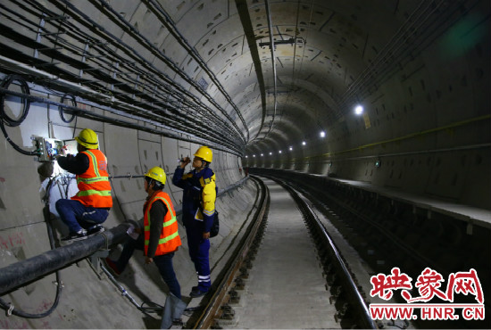 設(shè)施設(shè)備部通號(hào)室信號(hào)專業(yè)工程師正帶領(lǐng)著同事們進(jìn)行軌道信號(hào)轉(zhuǎn)轍機(jī)零件更換。