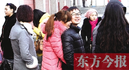 在鄭州市二七區(qū)婚姻登記處，新人們?cè)陂T(mén)外排長(zhǎng)隊(duì)