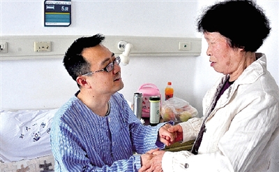 “媽媽,謝謝您的支持!”耿斌拉著媽媽的手。