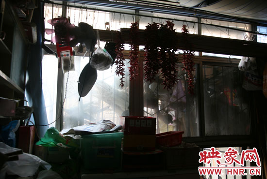 受影響的住戶將自己的窗戶遮擋起來，以防被加蓋樓層住戶看到自家