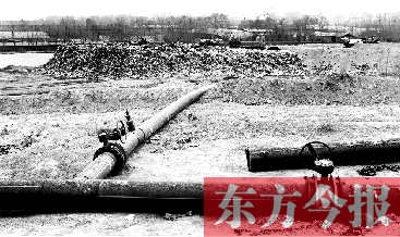 鄭州首座垃圾沼氣電廠并網(wǎng)發(fā)電，集氣管一端連接垃圾山深處，一端連接電廠集氣裝置