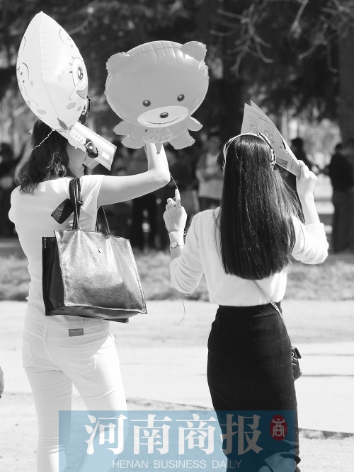 昨天高溫，有人穿上了短袖 記者 鄧萬里/攝