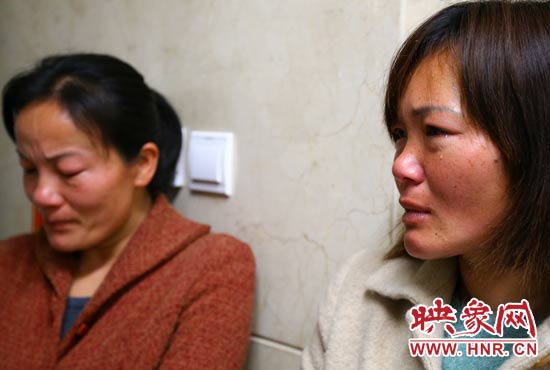 提及現(xiàn)狀，柴小快的女兒不住流淚。