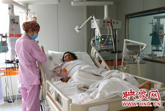 4月4日上午，仍舊躺在重癥監(jiān)護(hù)室里的柴小快正在接受治療。