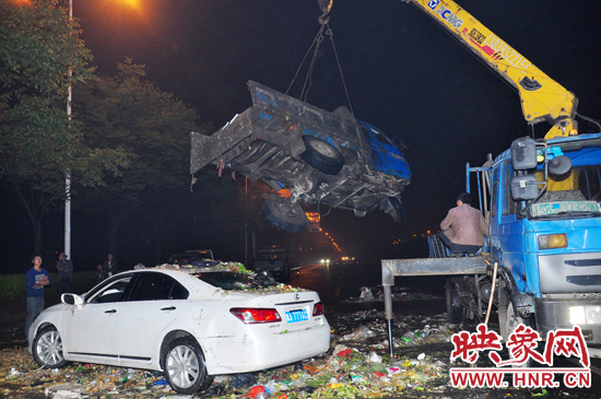 1點(diǎn)40許，兩輛車先后被吊起并拖離現(xiàn)場(chǎng)，停車場(chǎng)的幾位員工將路面清掃干凈，隨后該路段恢復(fù)通行。