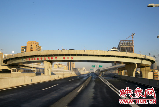 右側(cè)車道為北三環(huán)快速路文化路出口輔道。