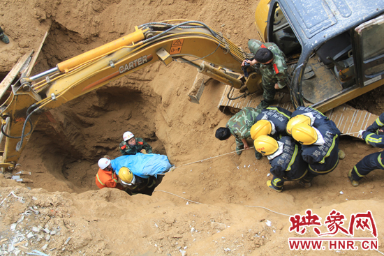 14點(diǎn)10分，經(jīng)過4個(gè)多小時(shí)的救援，消防官兵發(fā)現(xiàn)被埋男子，現(xiàn)在正從6米多深的塔吊塌方處抬出。