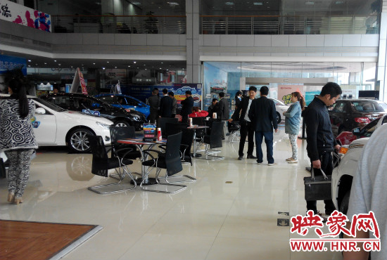 一大早來到4S店選車的顧客絡(luò)繹不絕。