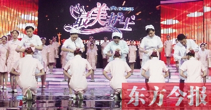 5月6日，“最美護(hù)士”的獲獎?wù)呓o新護(hù)士授帽