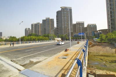 東風(fēng)渠上又一座人車兩用橋正式通車。