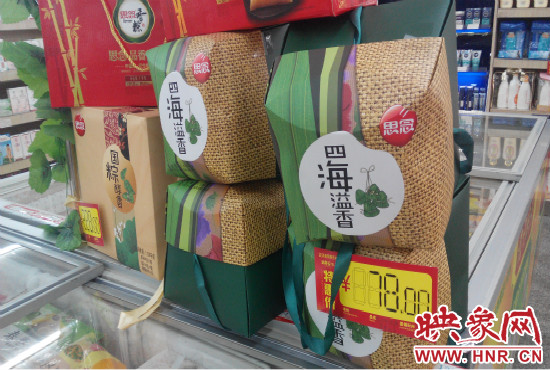 今年商場里的散裝、袋裝粽子多了，盒裝粽子的售價也更加親民。