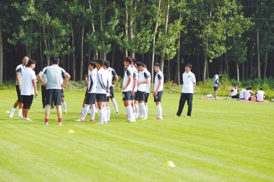 賈秀全(右一)在一旁觀察隊員 賈秀全(右一)在一旁觀察隊員