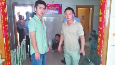 在吳文舉老師的幫助下，王強強（左）從傳銷窩點成功脫險。