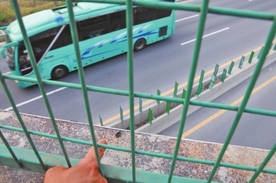 事發(fā)現(xiàn)場的橋梁護欄上,還留有疑似肇事瀝青塊的碎片。