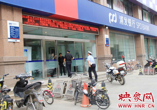 民警趕到現(xiàn)場(chǎng)了解情況。